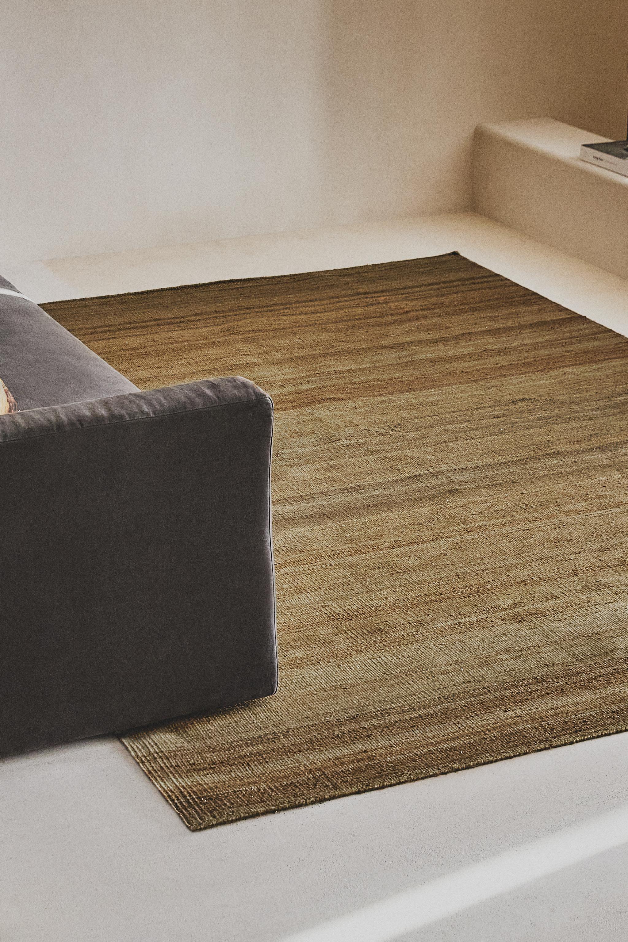 LIGHTWEIGHT JUTE AREA RUG